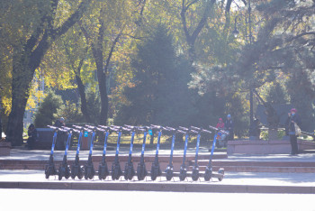 Фотография к новости: Алматинец на мопеде врезался в детскую коляску с ребёнком