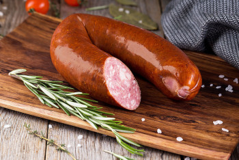 Фотография к новости: Птичьи перья обнаружил житель Караганды в колбасе из конины