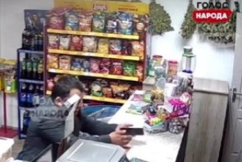 Фотография к новости: Сельский аким оскандалился, покупая алкоголь в Костанайской области