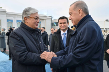 Фотография к новости: Токаев проводил в аэропорту своего турецкого коллегу