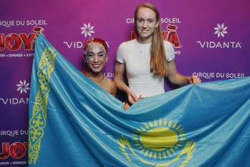 Фотография к новости: Елена Рыбакина встретилась с уникальной казахстанкой из Цирка дю Солей