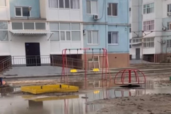 Фотография к новости: Зловонные воды канализации затопили улицы в Атырау