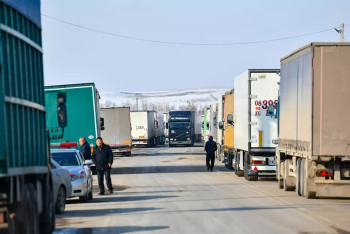 Фотография к новости: Сколько времени стоят большегрузы для декларации товаров на границе с Китаем