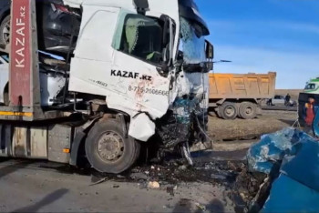 Фотография к новости: Легковушка врезалась в грузовик: шесть человек погибли на месте ДТП