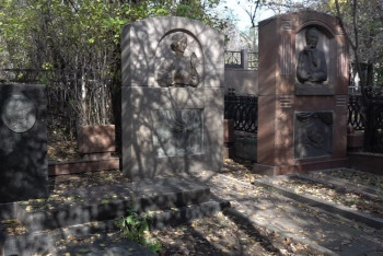 Фотография к новости: Вандалы похитили памятник с могилы сына известных артистов в Алматы