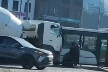 Фотография к новости: Бетономешалка врезалась в автобус в Астане