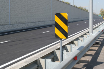 Фотография к новости: Экономия и долговечность: на магистральных дорогах Алматы установили 12 км ограждений нового типа