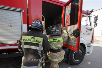 Фотография к новости: В Актобе спасли мужчину, пытавшегося спрыгнуть с крыши