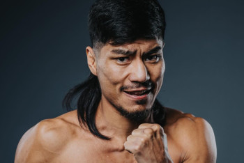 Фотография к новости: Непобеждённый казахстанский боксёр нокаутом отнял у аргентинца пояс WBO