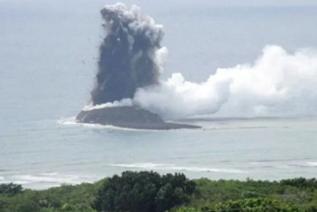 Фотография к новости: В Японии за несколько дней появился новый остров