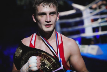 Фотография к новости: Дважды побивший казахстанца российский боксёр досрочной победой дебютировал в профи