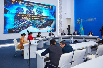 Фотография к новости: Пятерым новорождённым 20-миллионным казахстанцам вручили денежные сертификаты