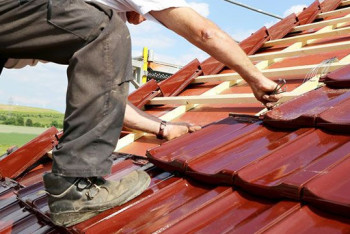 Фотография к новости: Мужчина сорвался с крыши двухэтажного дома в Усть-Каменогорске