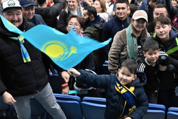 Фотография к новости: Токаев подарил шарф юному болельщику после матча на "Астана-Арене"