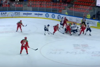 Фотография к новости: Хоккеисты "Номада" и "Кардиффа" устроили потасовку на матче Континентального Кубка