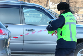 Фотография к новости: Погоня и стрельба по колёсам: водитель на трассе Атырау — Уральск переехал ногу полицейскому