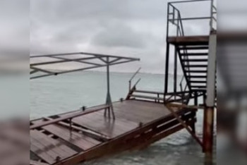 Фотография к новости: Из-за шторма в Актау сломался и ушёл под воду пирс