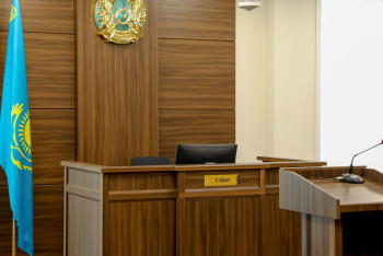 Фотография к новости: Пинал женщину и повредил десяток машин: судью подозревают в хулиганстве в ВКО