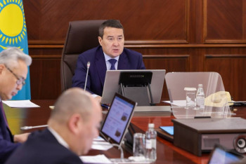 Фотография к новости: Ускорить введение пунктов медико-социальной помощи в ряде областей поручил Алихан Смаилов