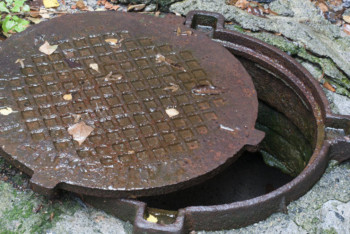 Фотография к новости: Упавшего в канализационный люк ребёнка ищут в Кызылорде