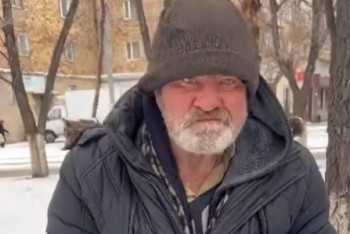 Фотография к новости: Мужчина живёт на скамейке рядом с акиматом Караганды