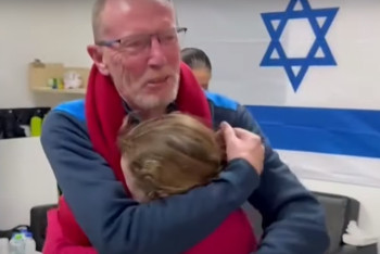 Фотография к новости: Израиль и ХАМАС продолжают обмениваться заложниками: девочка встретилась с отцом, считавшим её погибшей