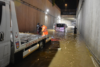 Фотография к новости: В Турции море вышло из берегов и затопило улицы
