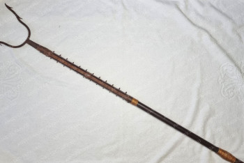 Фотография к новости: В Японии сотрудник ювелирного магазина отбился от грабителей с помощью древнего оружия самураев