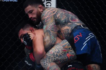 Фотография к новости: Несостоявшегося топ-соперника Шавката Рахмонова эффектно избили в UFC