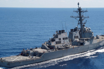 Фотография к новости: Судно ВМС США атаковано в Красном море