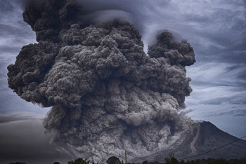 Фотография к новости: В Индонезии при извержении вулкана погибли 11 альпинистов