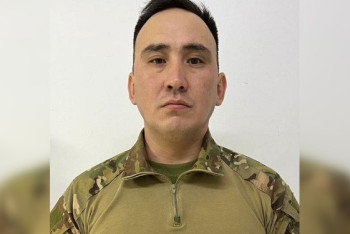 Фотография к новости: Военнослужащий вытащил водителя из горящего авто в Астане