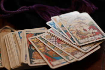 Фотография к новости: Сколько зарабатывают в Казахстане астрологи, грумеры, брачные агенты и татуировщики