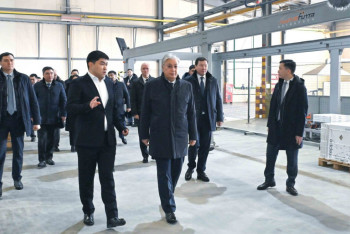 Фотография к новости: Токаеву показали завод по производству керамогранита и керамических плит в Актобе