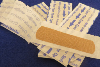 Фотография к новости: Ни медсестры, ни скорой: Девочку с пробитой головой одну отправили домой из школы в Караганде