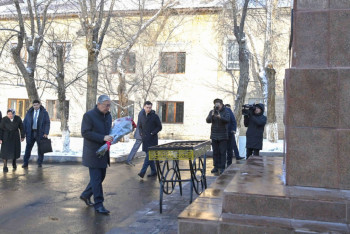 Фотография к новости: Глава государства возложил цветы к памятнику Тахауи Ахтанова и Куандыка Шангитбаева