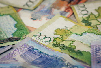 Фотография к новости: Названы средние зарплаты сотрудников госуправления и обороны в Казахстане