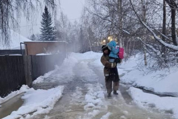 Фотография к новости: Одну семью эвакуировали из подтопленного дома в Риддере