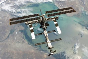 Фотография к новости: Астронавты NASA нашли потерянный в космосе помидор