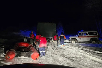 Фотография к новости: Девять человек застряли посреди Бухтармы в ВКО