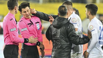 Фотография к новости: Чемпионат Турции по футболу приостановлен после избиения судьи