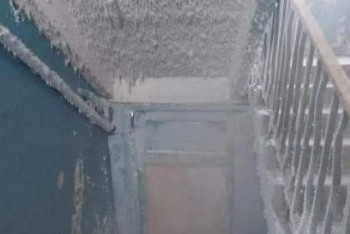 Фотография к новости: Фото замёрзшего подъезда в Степногорске обсуждают в Сети