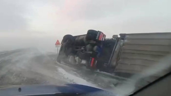 Фотография к новости: Пьяный водитель опрокинул большегруз в области Абай