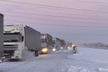 Фотография к новости: Более 200 грузовых авто застряли на трассе близ Тараза