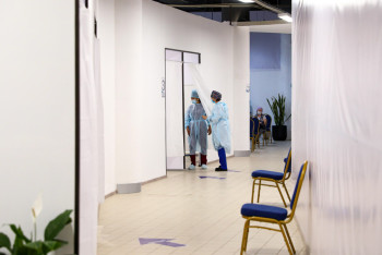 Фотография к новости: Ребёнок примёрз к остановке в Астане