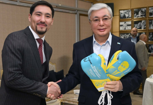 Фотография к новости: Боксёр Жанибек Алимханулы подарил Касым-Жомарту Токаеву перчатки