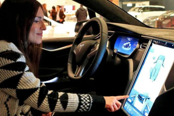 Фотография к новости: Tesla отзывает два миллиона машин из-за дефекта автопилота