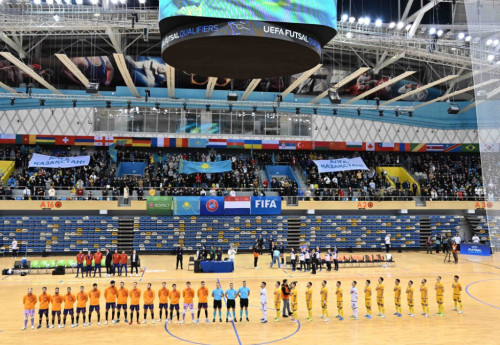 Фотография к новости: Президент приехал поддержать сборную Казахстана по футзалу