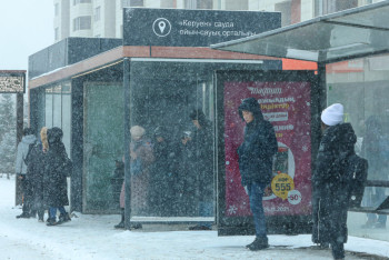 Фотография к новости: В "тёплых" остановках Астаны -22 и ничего не видно: как горожане добираются до работы?