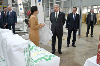 Фотография к новости: Президент Казахстана посетил завод по производству пластмассовых изделий